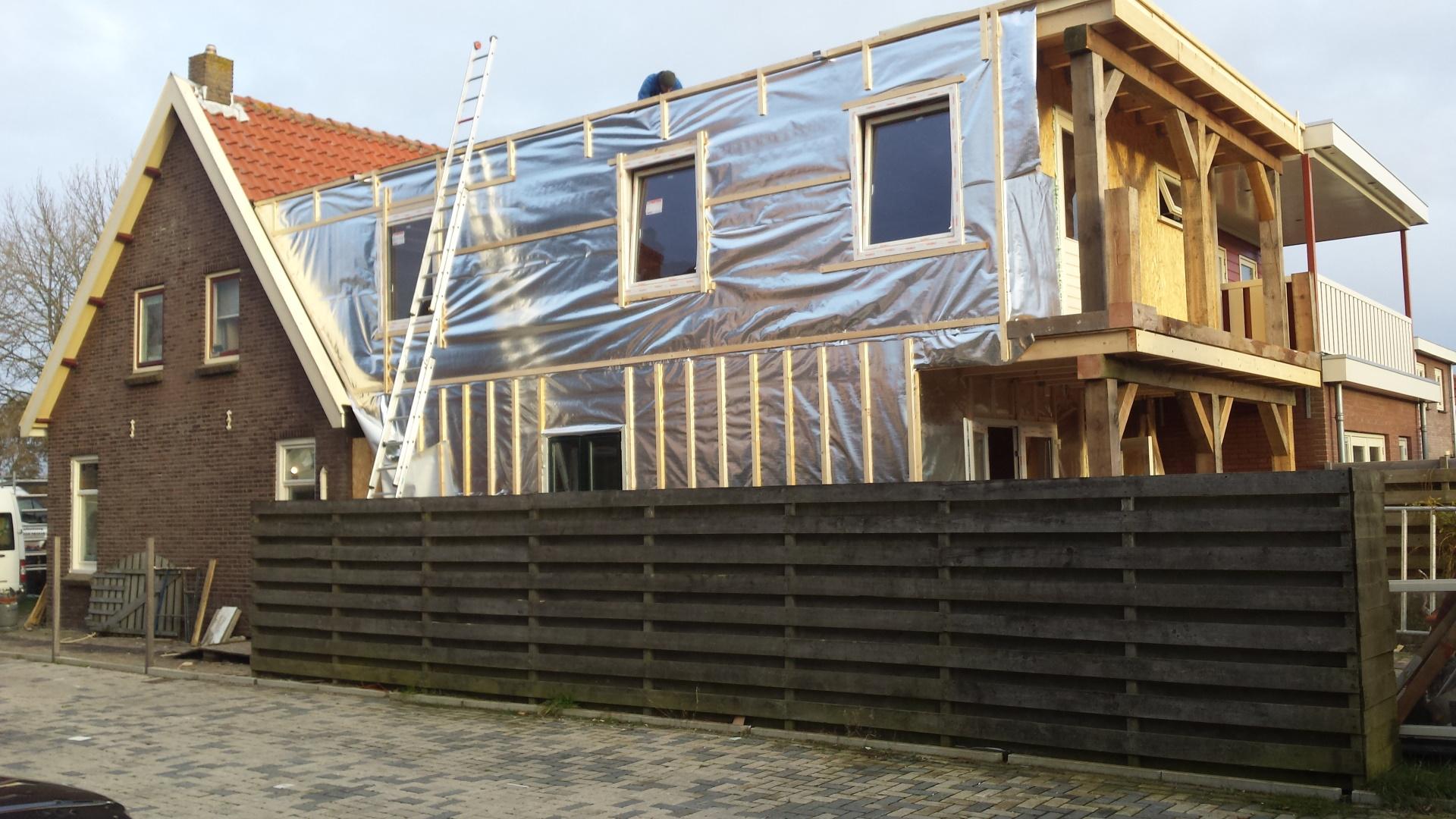 Aanbouw in de avond
